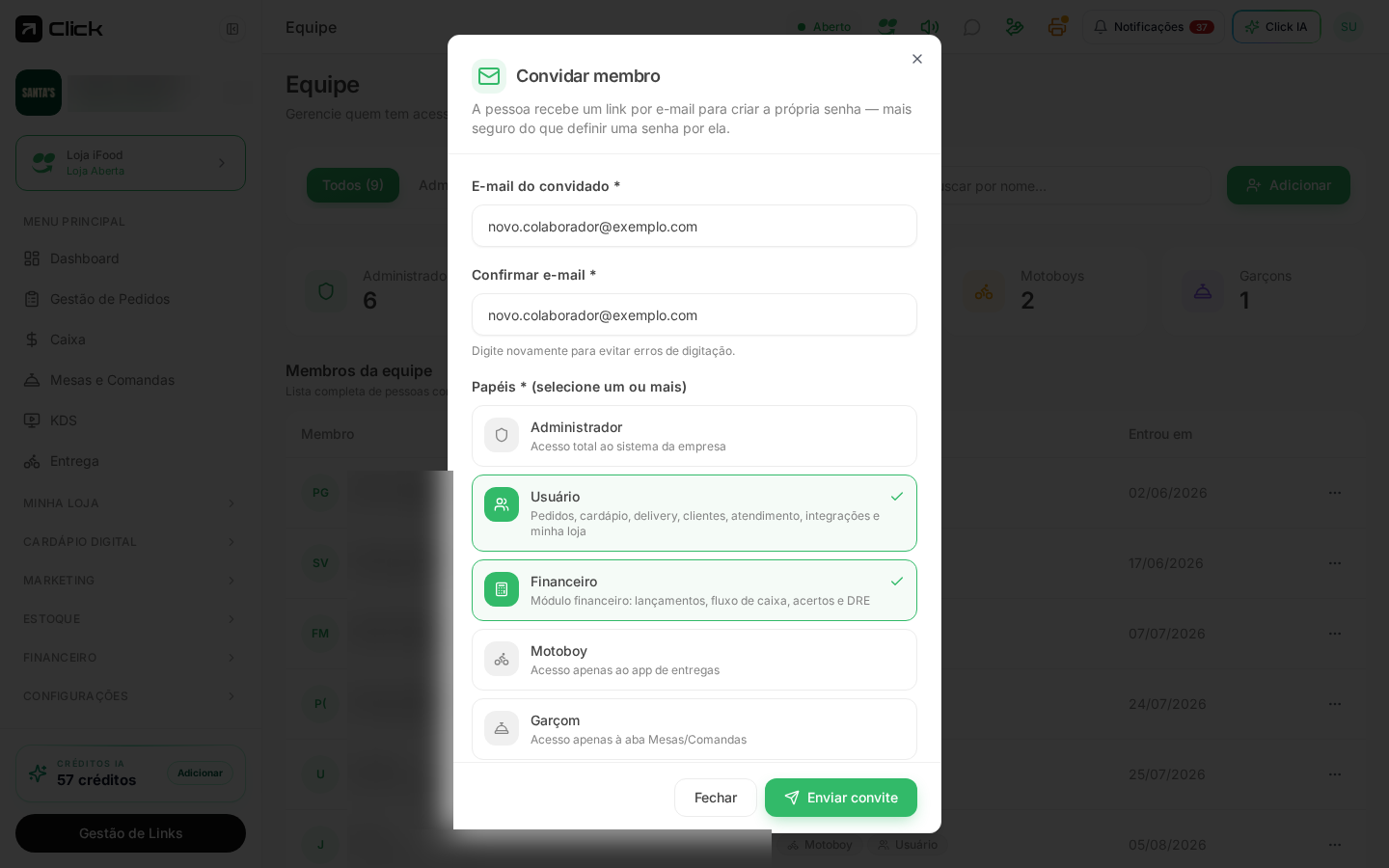 Janela Convidar membro com e-mail preenchido e os papéis Usuário e Financeiro selecionados